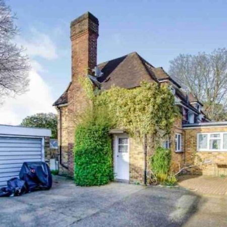 Lovely Cottage In The Heart Of Shirley- Croydon Bagian luar foto