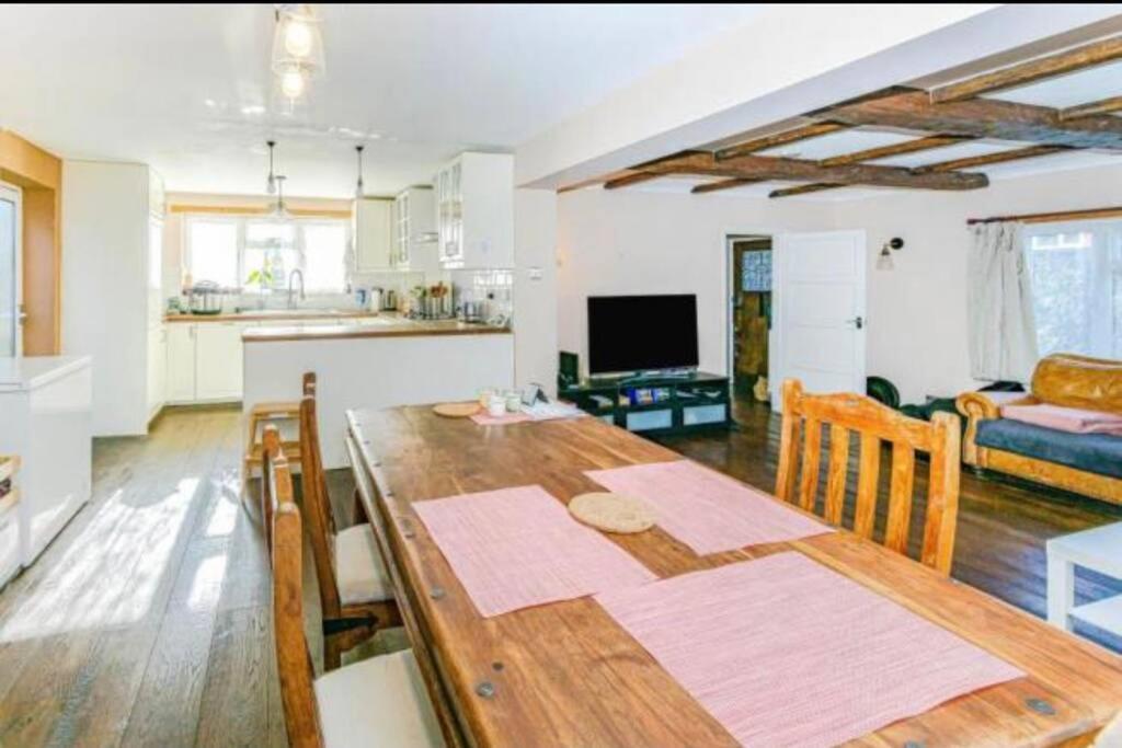 Lovely Cottage In The Heart Of Shirley- Croydon Bagian luar foto
