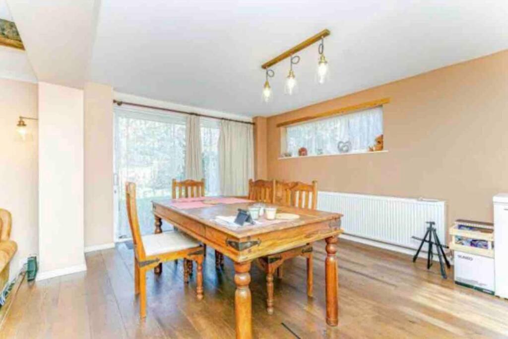 Lovely Cottage In The Heart Of Shirley- Croydon Bagian luar foto