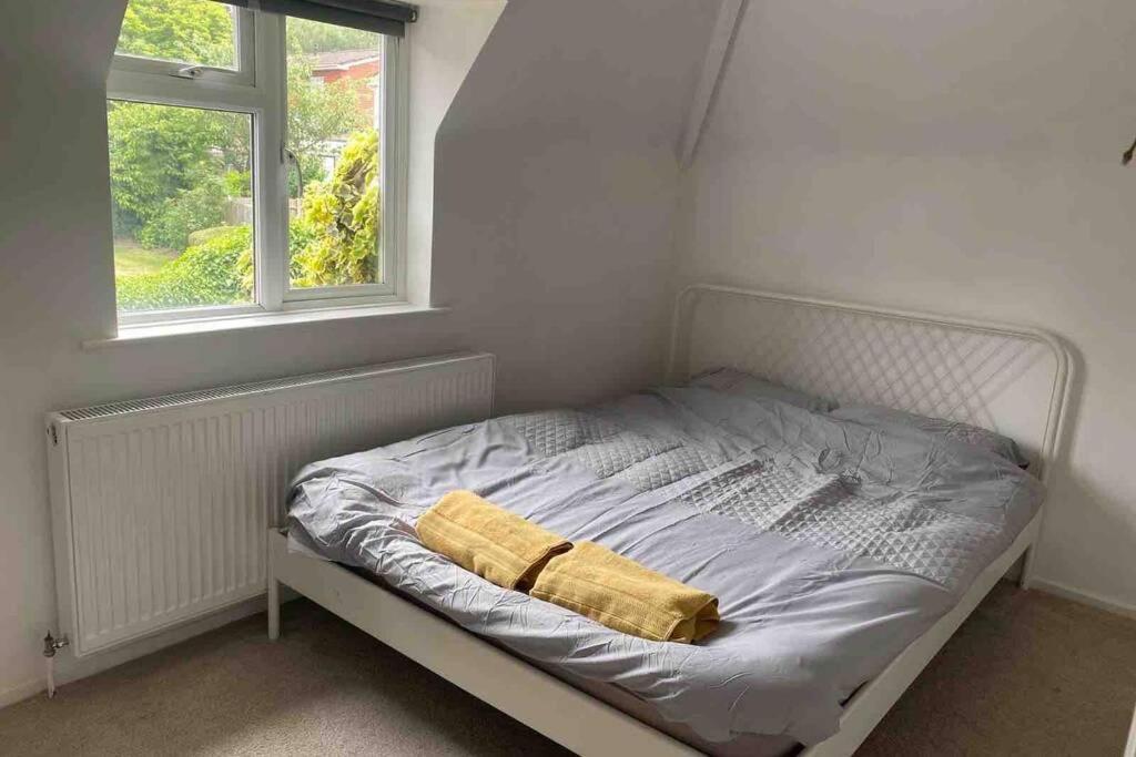 Lovely Cottage In The Heart Of Shirley- Croydon Bagian luar foto