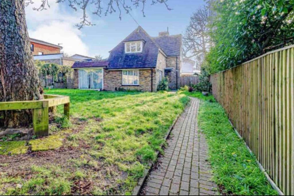 Lovely Cottage In The Heart Of Shirley- Croydon Bagian luar foto