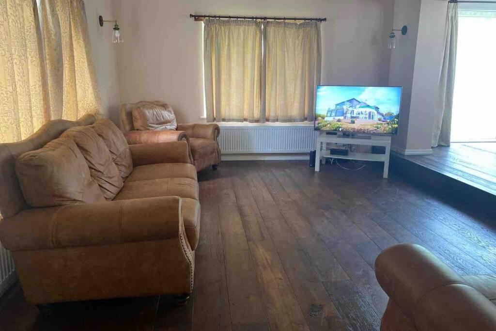 Lovely Cottage In The Heart Of Shirley- Croydon Bagian luar foto