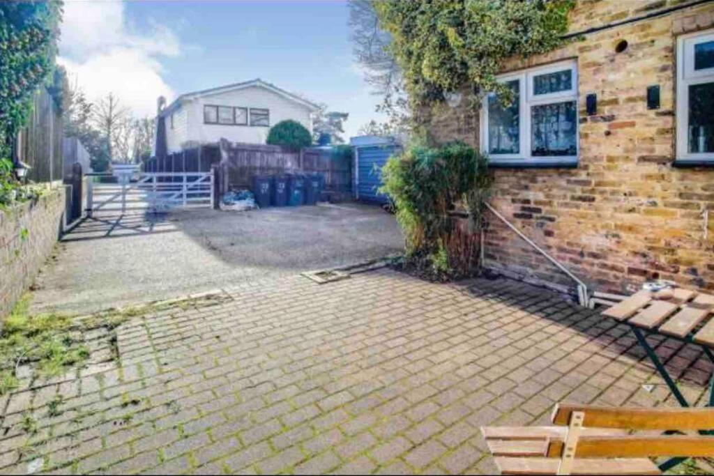 Lovely Cottage In The Heart Of Shirley- Croydon Bagian luar foto