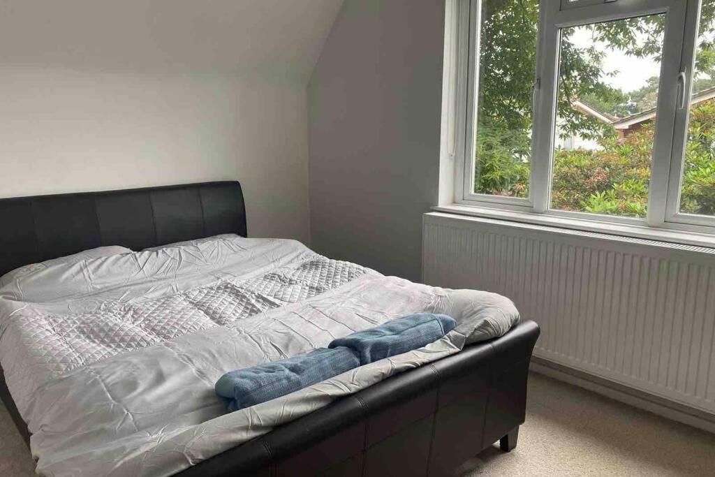 Lovely Cottage In The Heart Of Shirley- Croydon Bagian luar foto