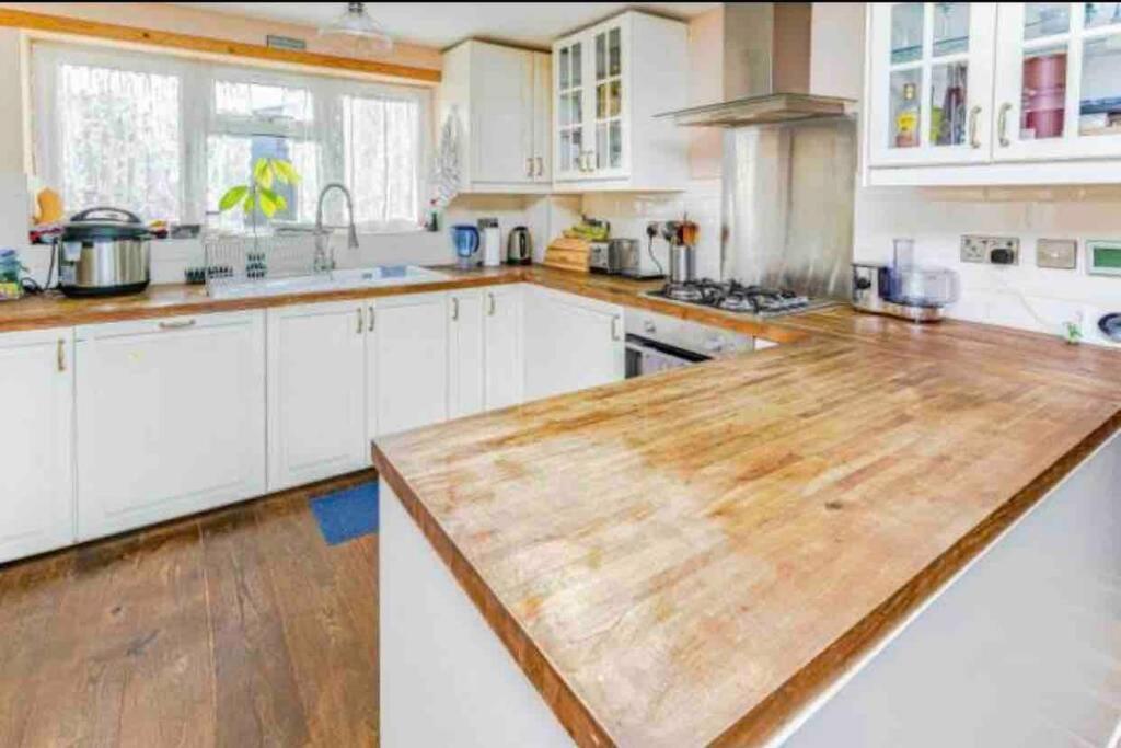 Lovely Cottage In The Heart Of Shirley- Croydon Bagian luar foto