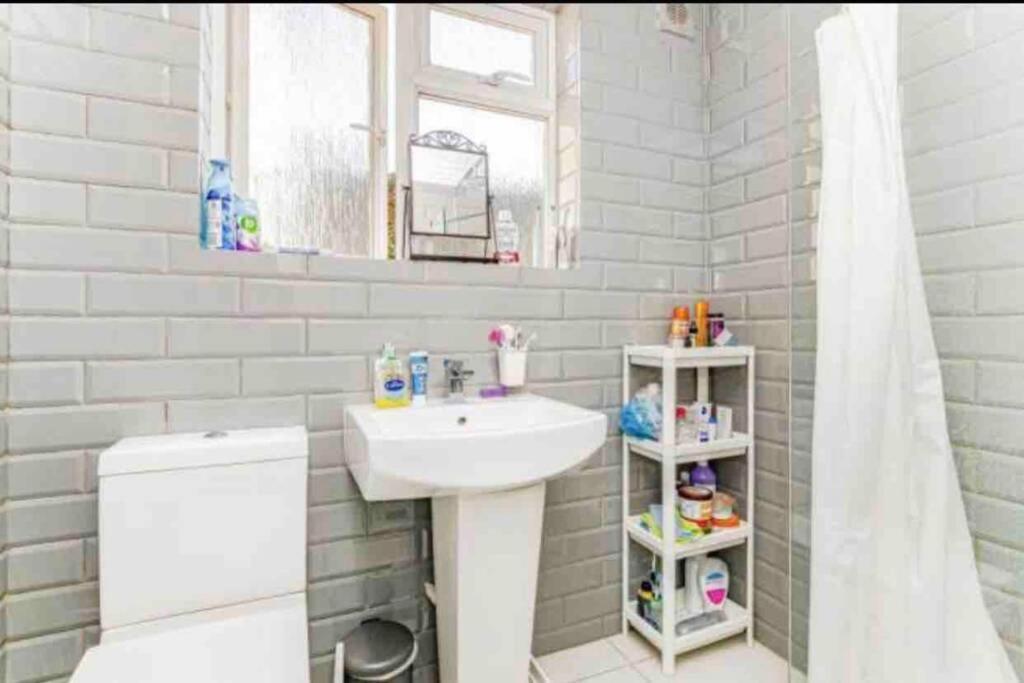 Lovely Cottage In The Heart Of Shirley- Croydon Bagian luar foto